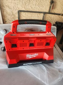 Milwaukee
M18 18V Lithium-Ion PACKOUT 6-Port Rapid Charger