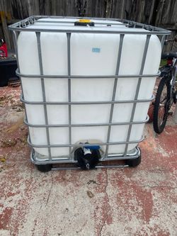 IBC Tote Water Tank w/ Metal Cage & Valve