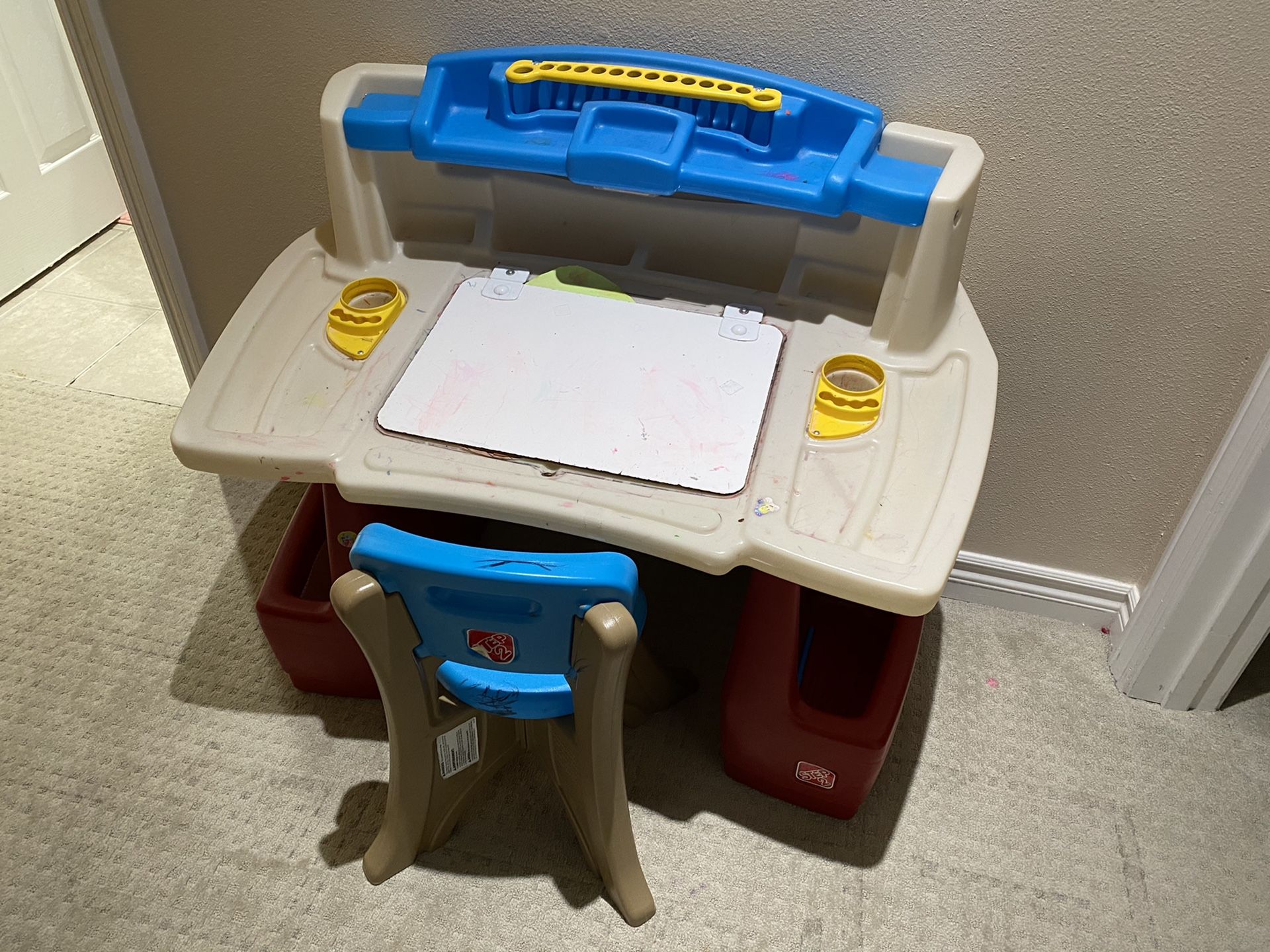 Step 2 Deluxe Art Master Kids Desk and Chair