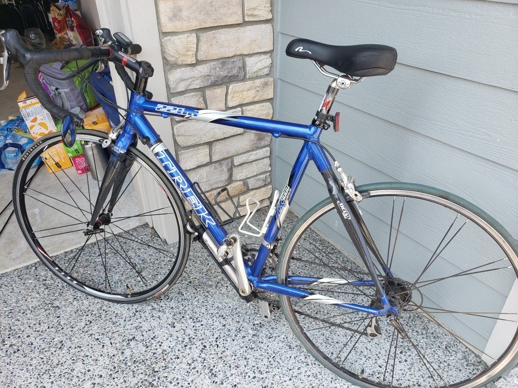 Excellent Condition  Carbon Fiber Trek Road Bike