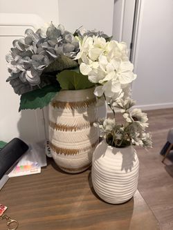 2 vases with faux flowers