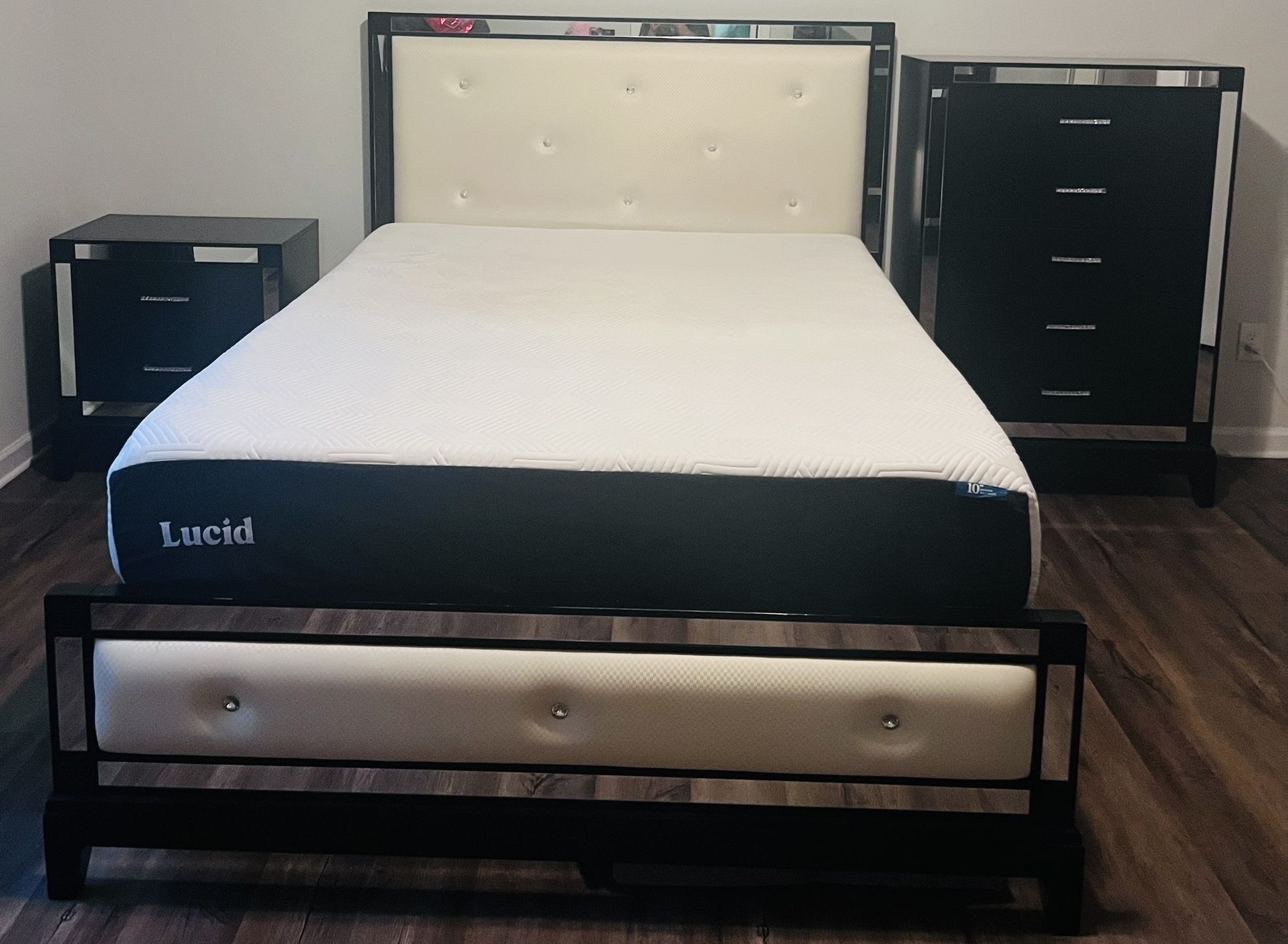 GORGEOUS BLACK AND MIRROR BEDROOM SET WITH LUCID MATTRESS