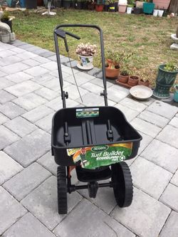 Scotts Turf Builder EdgeGuard Mini Broadcast Spreader