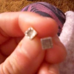 14 Kt Gold 1 Kt Earrings 