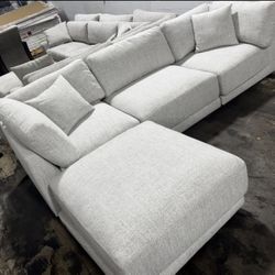 Dayna 4-Piece Modular Sectional – Light Gray Display Model – Like New