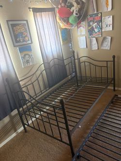 Twin day bed with trundle