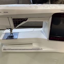 Husqvarna VIKING DESIGNER RUBY Royale Sewing and Embroidery Machine