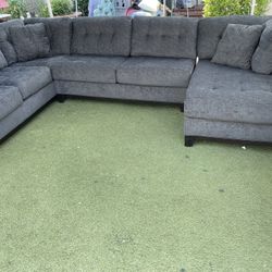 Beautiful hardly use sectional couch, clean, and ready to go