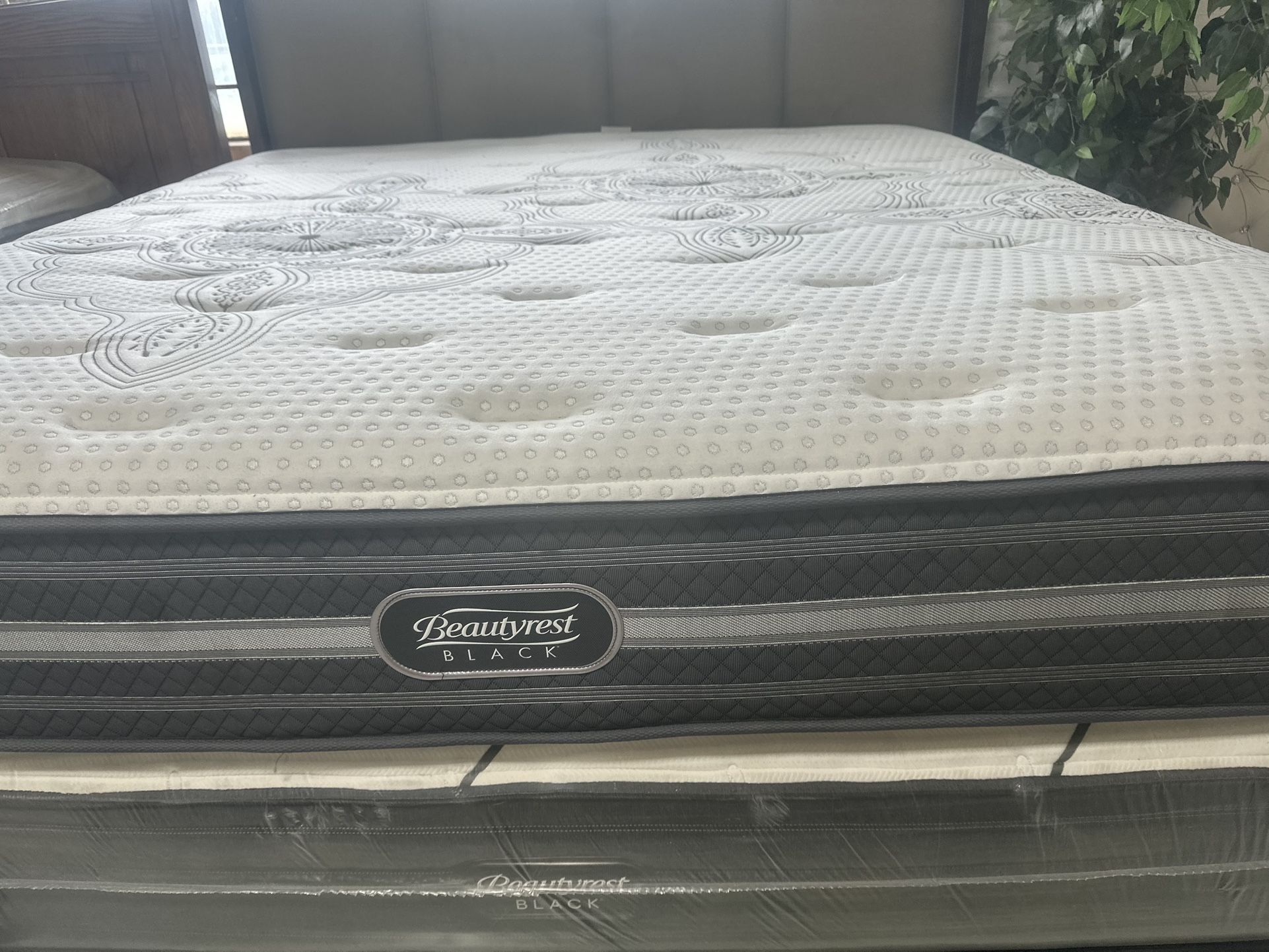 KING SIZE MATTRESS AND BOX SPRING SET VERY GOOD CONDITION FREE DELIVERY π
