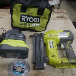 RYOBI P320 NAIL GUN W 1 BATTERY & CHARGER 888553-2