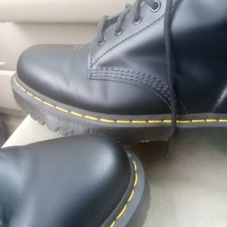 Dr Martens Smooth Black Boots  /// Size 11 