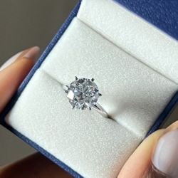 Elegant 4.13 Carats Round Brilliant Engagement Ring