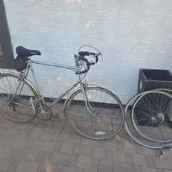 Vintage Panasonic bike with extra wheels
Needs cleaned up and needs new tires 