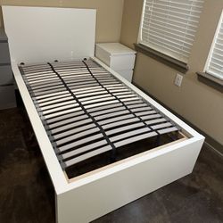 Twin bed frame (White) with slatted bed base 