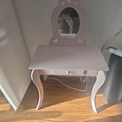 Princess vanity Mirror can Be Changed It has scratches serious only glen ellyn Pk Up Thk U