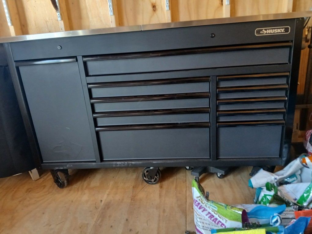 Husky rolling tool cabinet