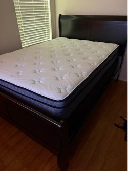 Full sized bed set