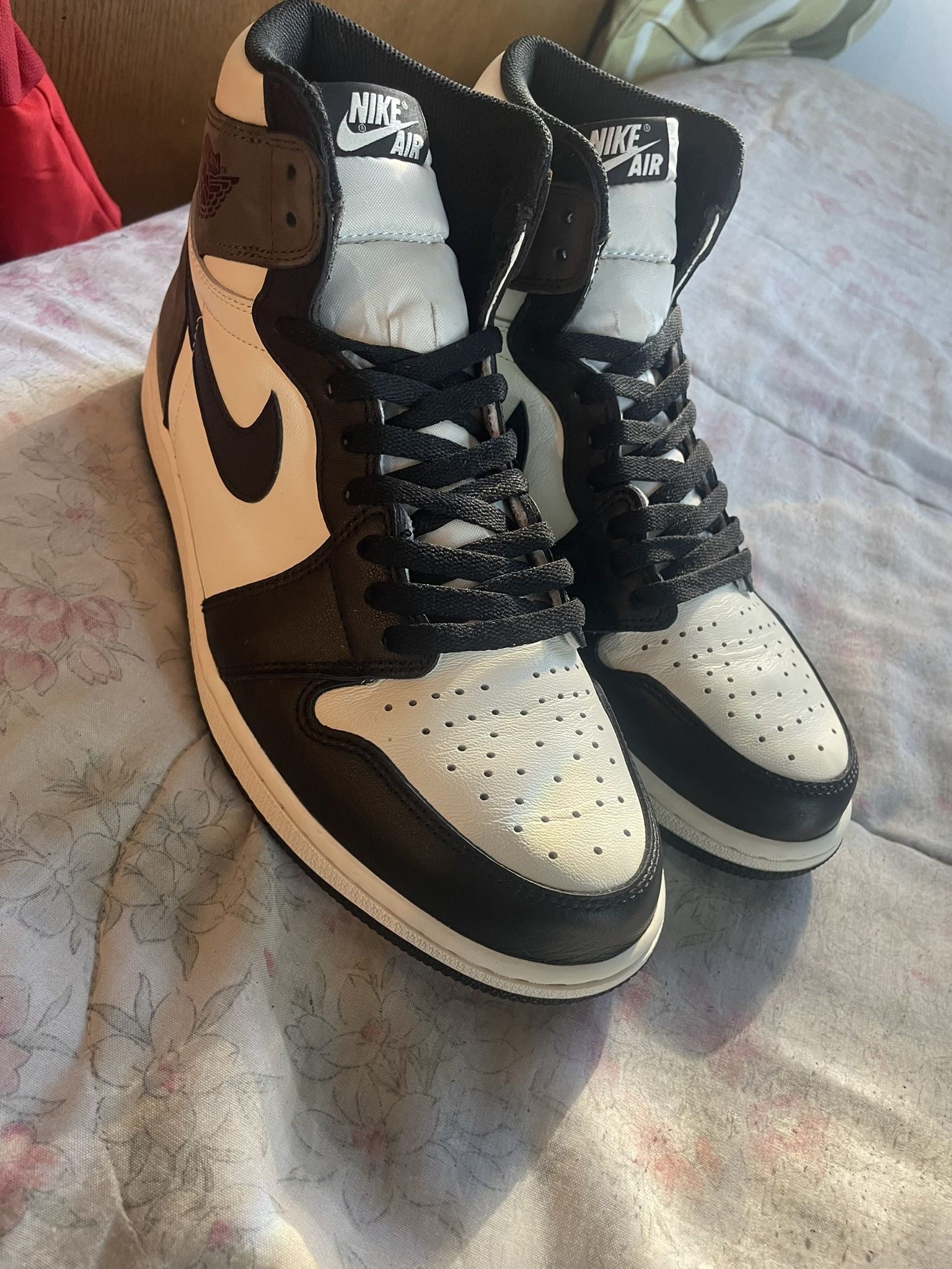 Air Jordan 1’s (MOCHA) SIZE 10