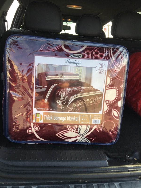 Flamingo Thick borrego blanket 3pc for Sale in Pacifica, CA - OfferUp