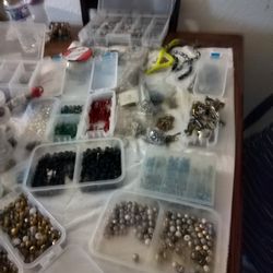 Swavorskian Beads. And Beading Supplies. Over 1000 Beads, +Strings, Earing Tools, Very Pretty. Pendants And A Whole Lot More...