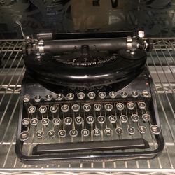 Vintage typewriter as in picture in excellent condition👍