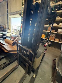 Crown Stand-Up Reach Forklift with Extendable Forks / Sideshifter