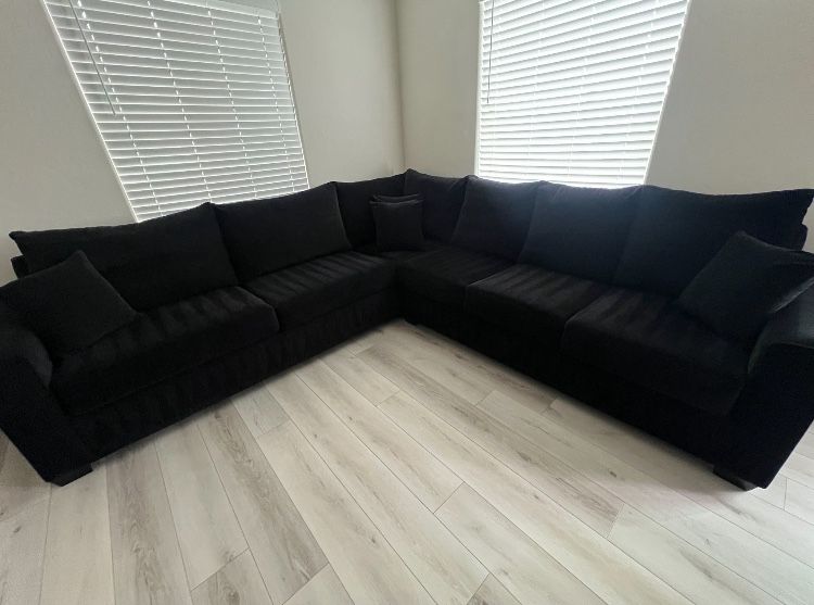 Black Sectional Couch 