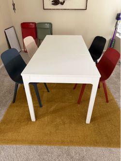 Extendable dining table and 4 chairs