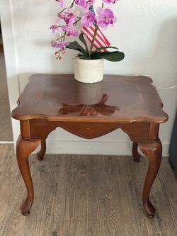 Pristine Queen Anne Side Tables - Set of 2