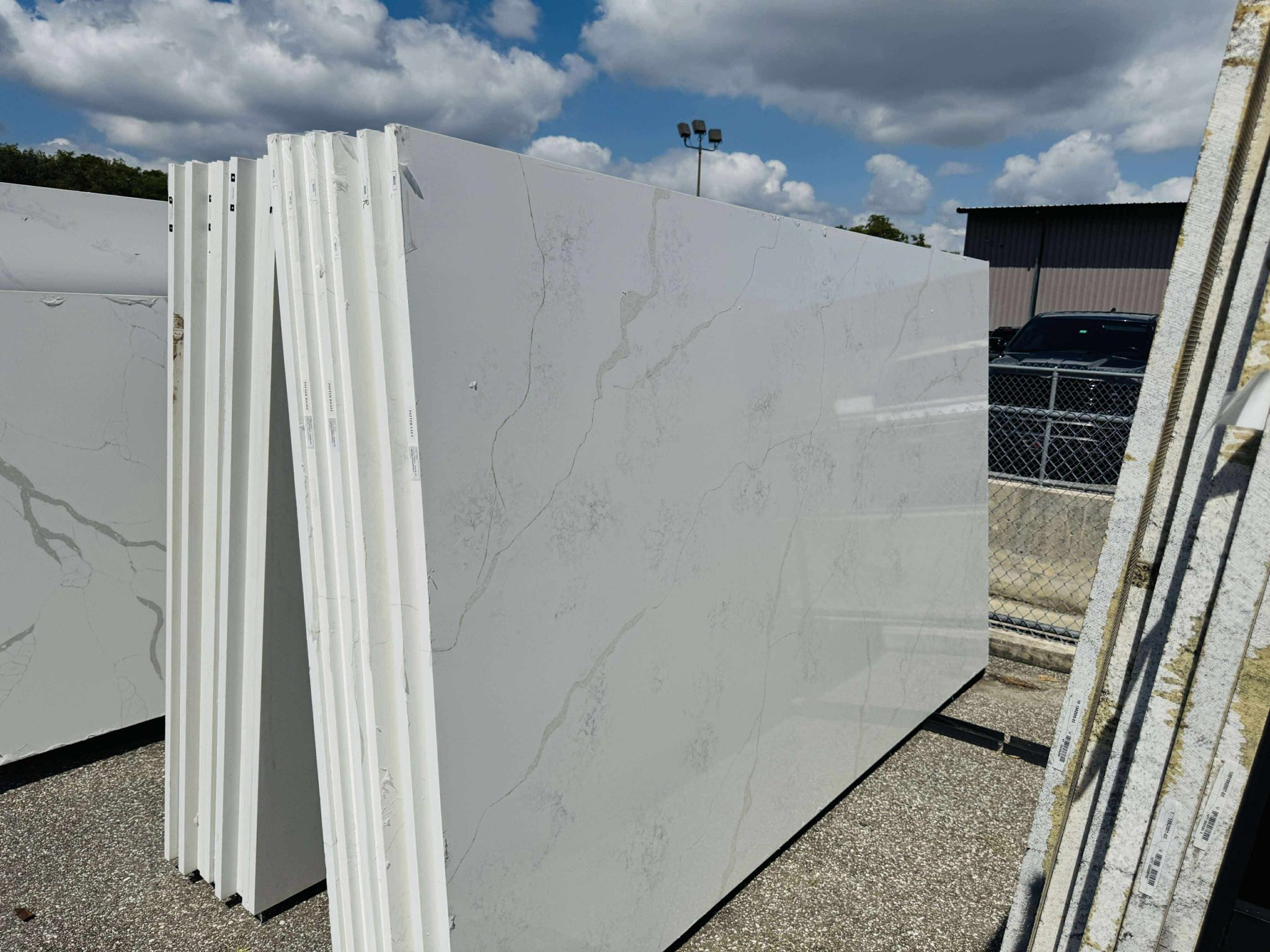 QUARTZ STONE SLABS SUPER JUMBO IN CALACATTA ALLURA 📏Each slabs cover 75.7 sq.ft, Thickness 3 cm 🔥Price $1049 per Slab🔥