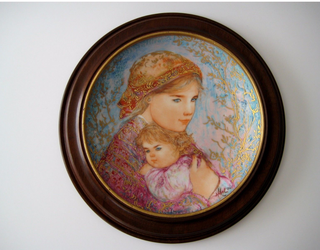 Collectable Edna Hibel Mother's Day plate 1986