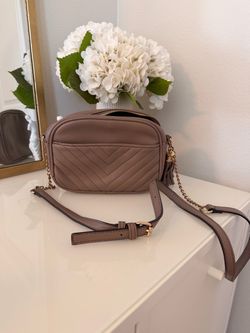 Small brown purse with strap $10