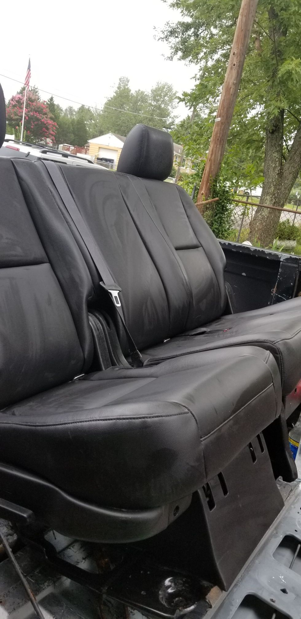 2012 chevy tahoe middle passenger seat