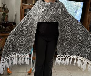 White & Black. Poncho 