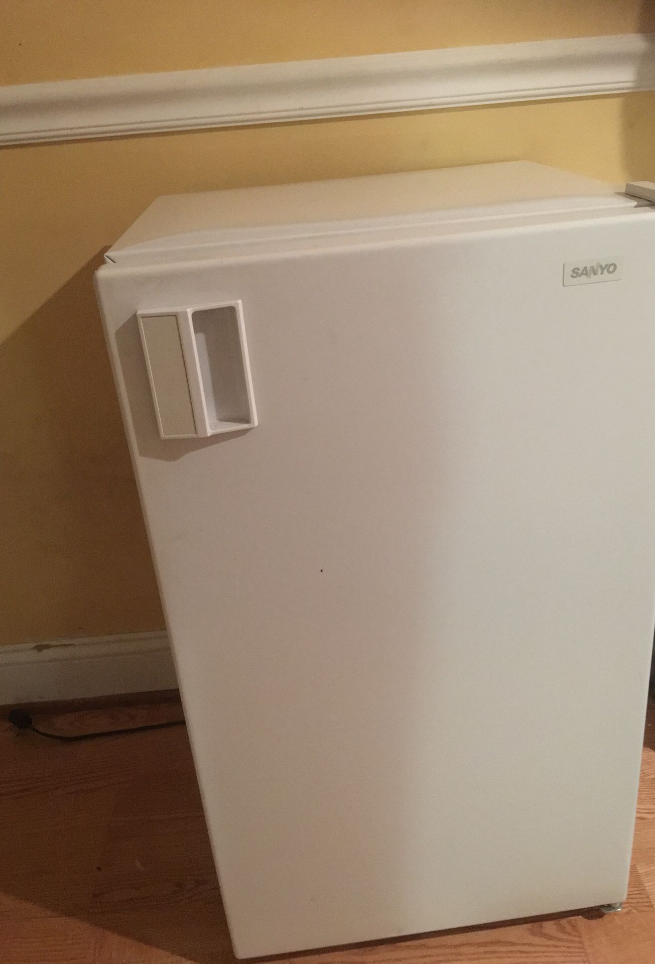 sanyo Small refrigerator
