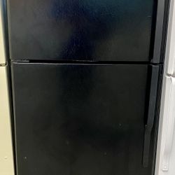 Black GE 18 Cu Ft Refrigerator
