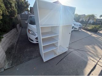Shelf on wheels
