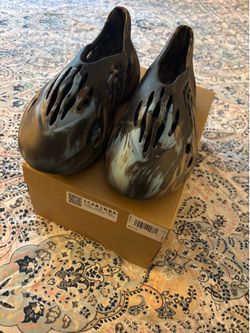 Men’s foam runners size 12