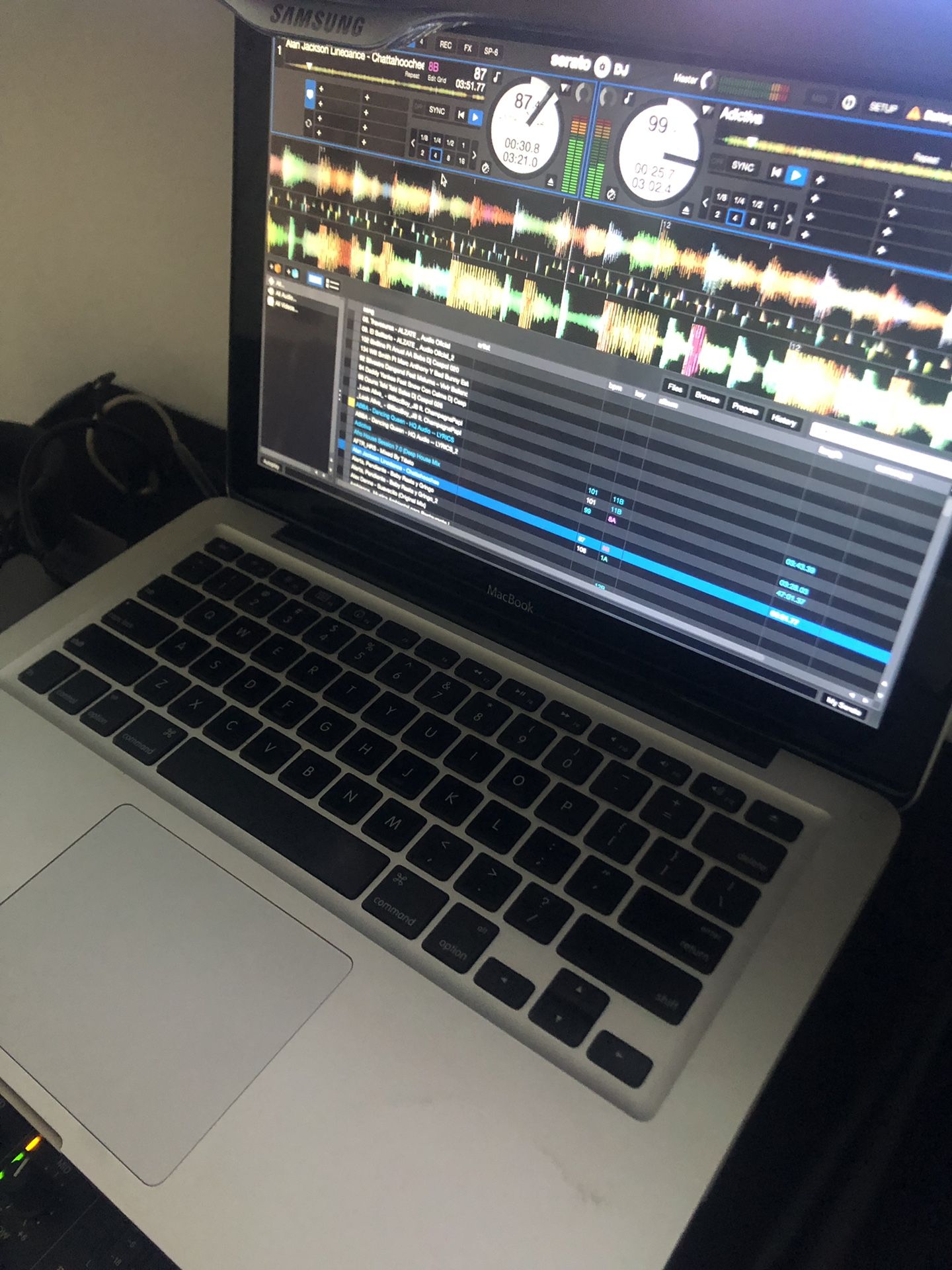 MacBook 13” perfect con program serato dj con musica variada