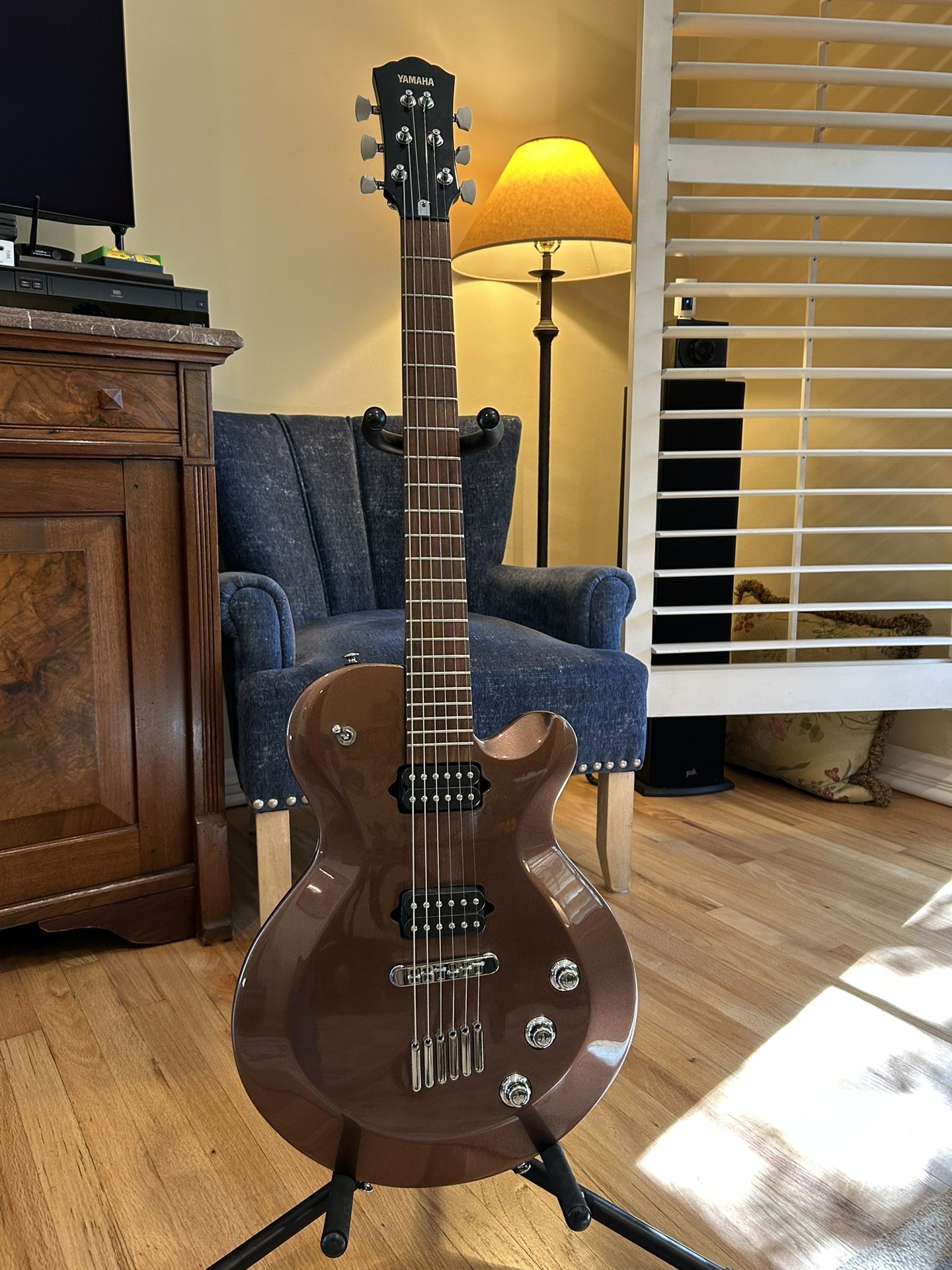 Yamaha AES820 Guitar