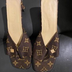 Size 8 US Louis Vuitton monogram fabric slide sandals.
