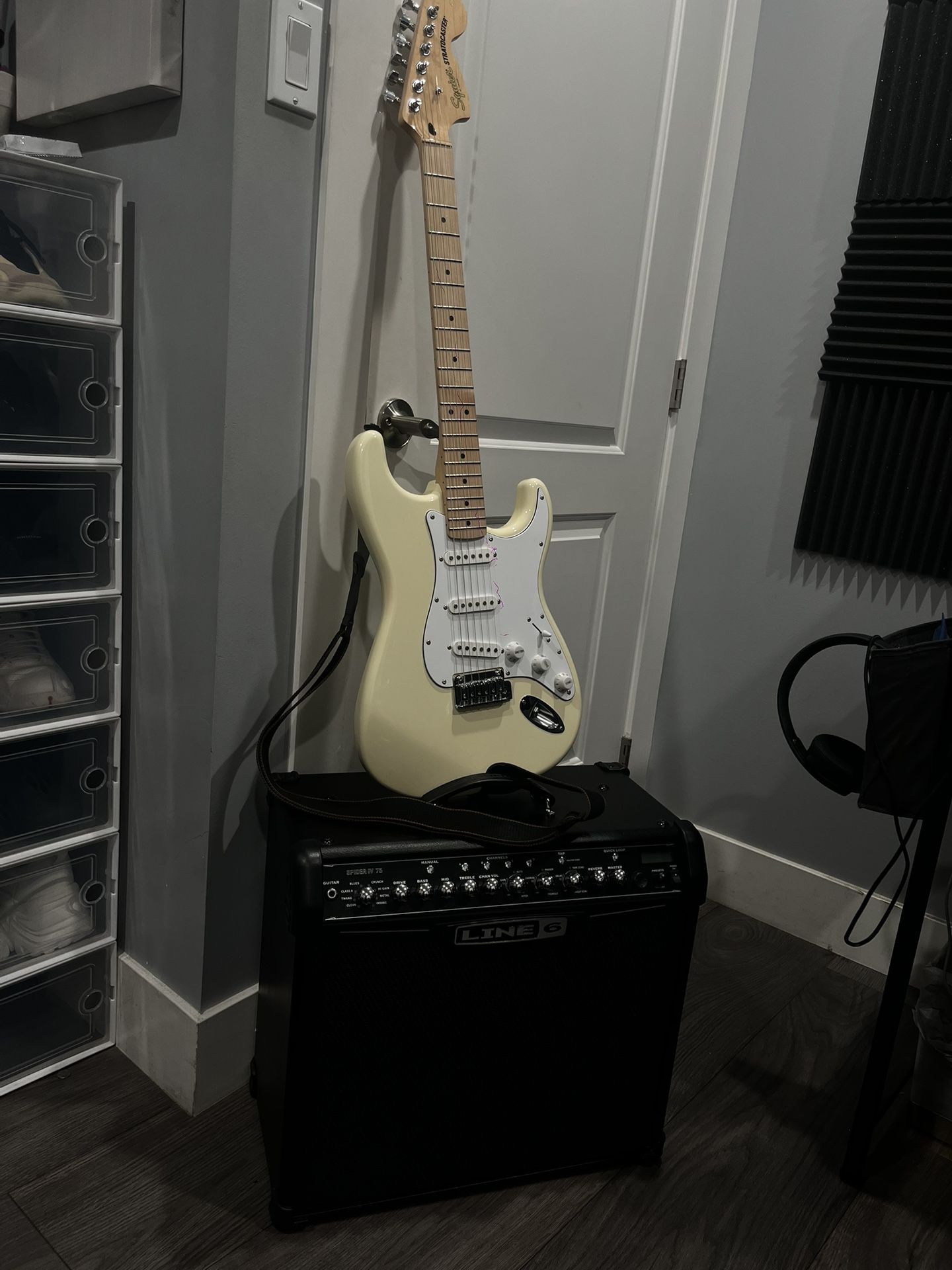 Squier Stratocaster Electric Guitar With Line 6 Spider IV 75 AMP