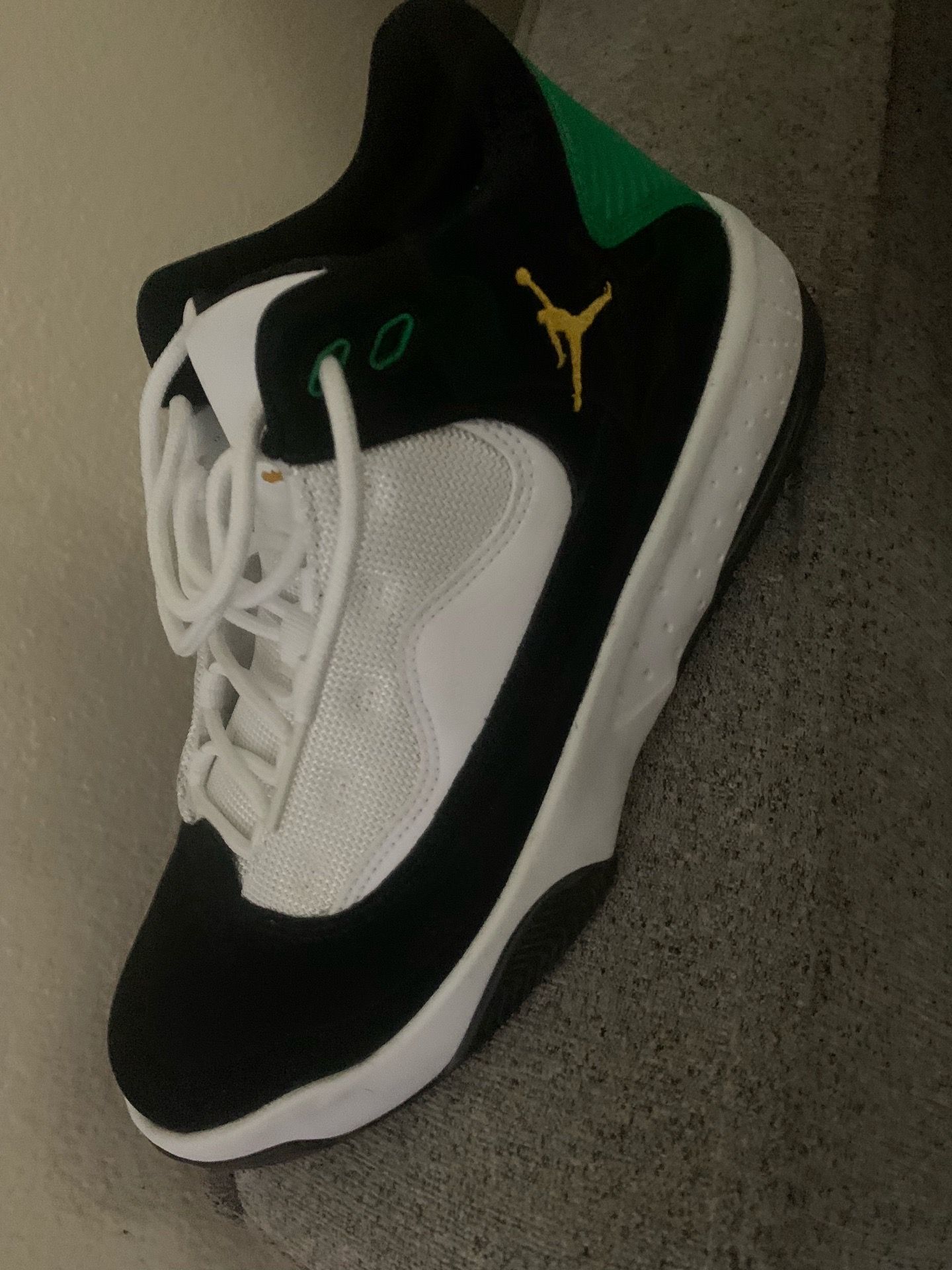Air jordan max aura 2