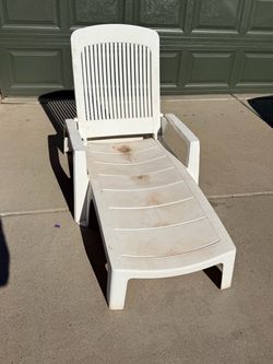 Grosfillex White Plastic Patio Pool Adjustable Chaise Lounge Chair