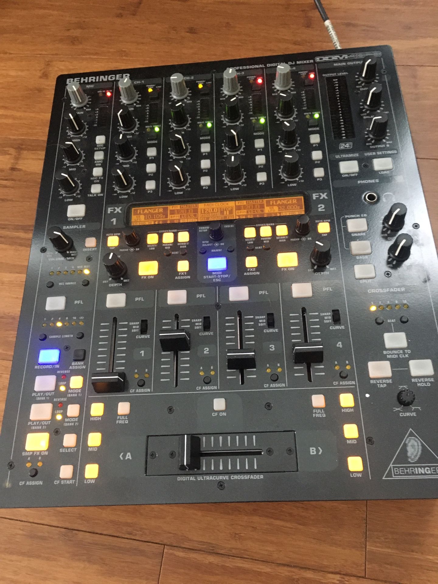 DJ. Mixer BERINGER