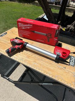 Milwaukee M12 Cordless Caulk Gun Kit