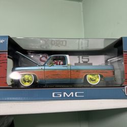 M2 Machines 1:24 Scale 1976 GMC Sierra Grande  SquareBody GMC CHASE