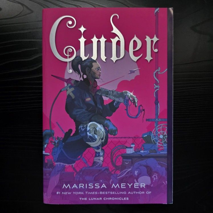 Cinder (The Lunar Chronicles, #1) by Marissa Meyer