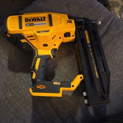 20V MAX XR 16-Gauge Lithium-Ion Cordless Finish Nailer (Tool Only) NEW 