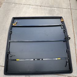 2016-2023 Toyota Tacoma Soft Tri-Fold Tonneau Cover (5ft Bed)